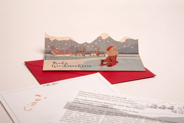 Weihnachtsmann fährt Schlittschuh &quot;Frohe Weihnachten&quot; - PopUp-Holzgrußkarte - Birke