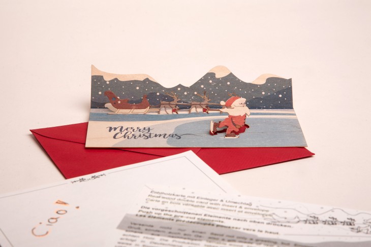 Weihnachtsmann fährt Schlittschuh &quot;Merry Christmas&quot; - PopUp-Holzgrußkarte - Birke